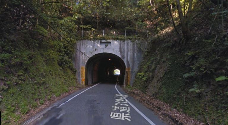 豊田湖の近くにあるトンネル