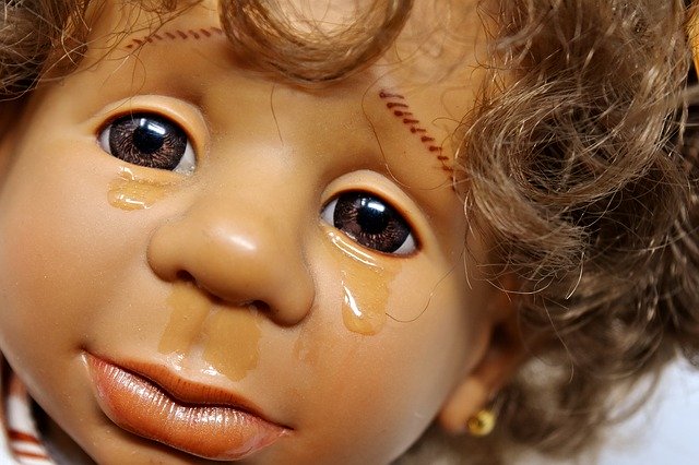 泣く人形