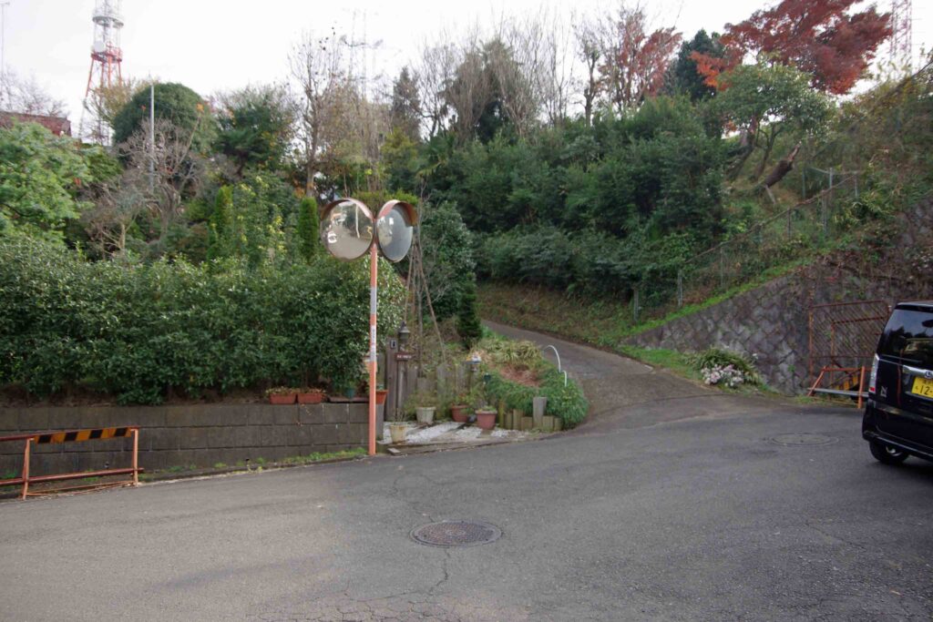 呪いカーブミラーと封鎖された道路