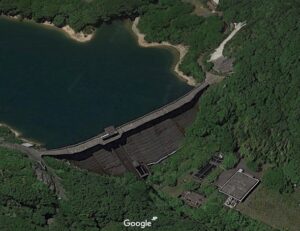 ダム湖畔道路に出没した「のっぺらぼう女」